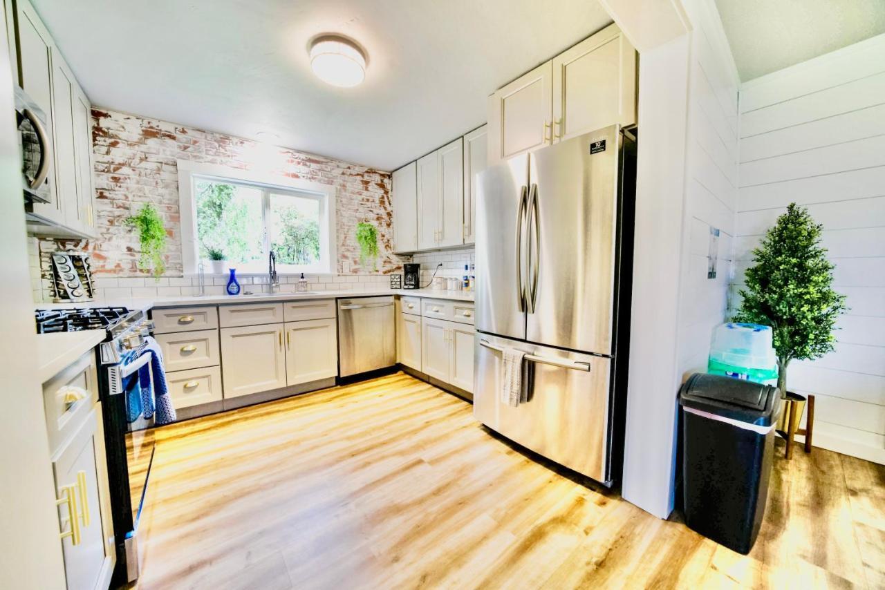 Modern Boho Retreat Villa Corvallis Bagian luar foto